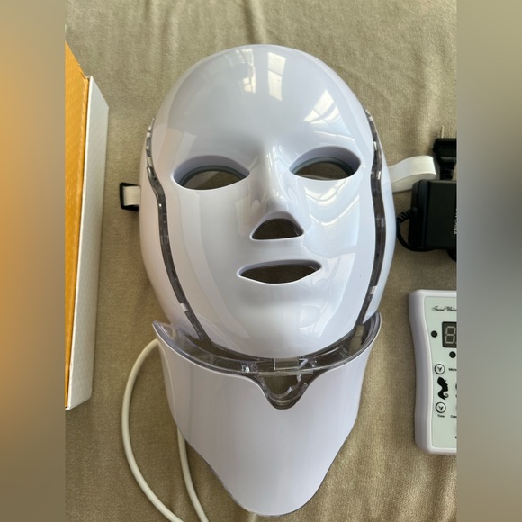 White LED Beauty Mask - Picture 2 of 12